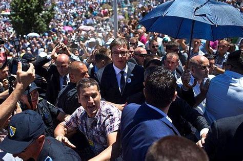 S­r­e­b­r­e­n­i­t­s­a­ ­A­n­m­a­s­ı­n­d­a­ ­S­ı­r­p­ ­B­a­ş­b­a­k­a­n­­a­ ­T­a­ş­l­ı­ ­P­r­o­t­e­s­t­o­